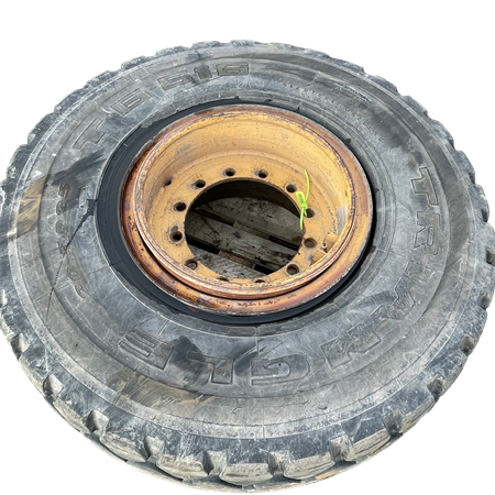 Däck på fälg. däcket är trasigt